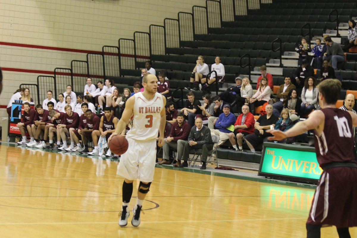 Men's basketball takes down Trinity with season high 3-point shooting
