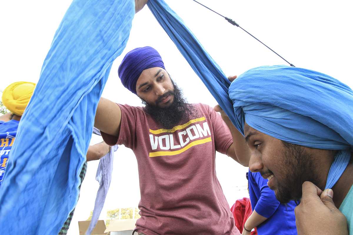 Yang Xi|Staff
A Sikh student ties a traditional turban at Tie a Turban Day on April 2 on The Plinth. The event was an initiative by the Sikh Student Association to inform students of their faith.