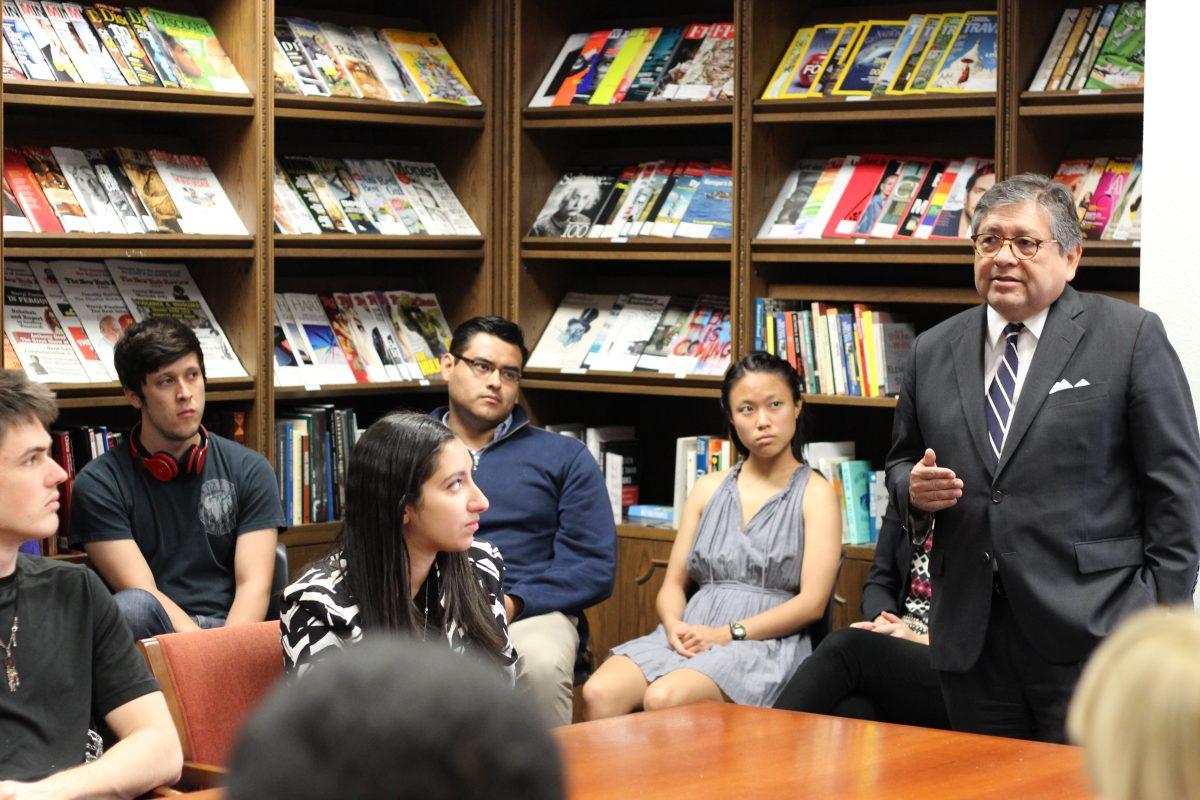 Anwesha Bhattacharjee| Staff Marcos Ronquillo speaks to a group of students at No Labels UTD's event May 4. Ronquillo is running for Dallas Mayor. 