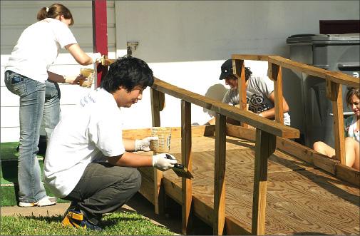 Albert Ramirez|Staff
Undeclared freshman Sarah Reed (left), accounting graduate student Zhen Lei and software engineering senior Mario Medina paint accessibility ramps built by Dallasramps.org Aug. 29 at Viva Volunteer. 