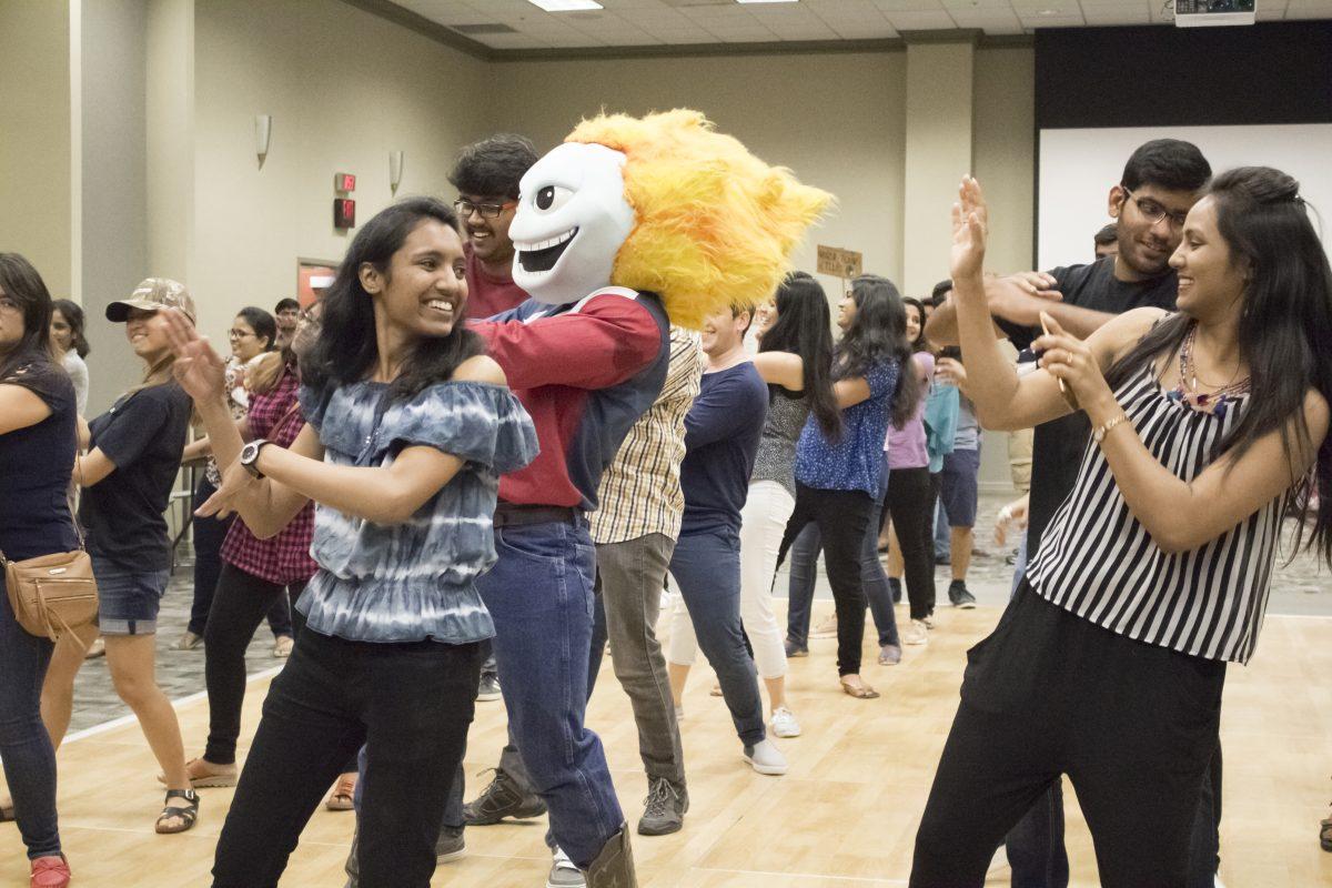 Students learn to line dance at UTD’s Texas Party, an event designed to introduce students to Texan culture. Photo by Tina Lin | Mercury Staff.