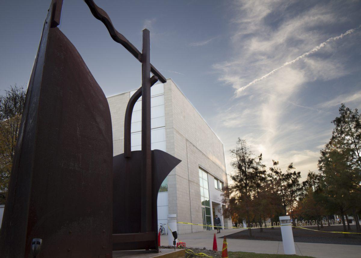 A crew from the Kirk Hopper Fine Art gallery in Dallas in stalled an anonymously donated art piece on Nov. 4. Photo by Noah Whitehead | Mercury Staff.