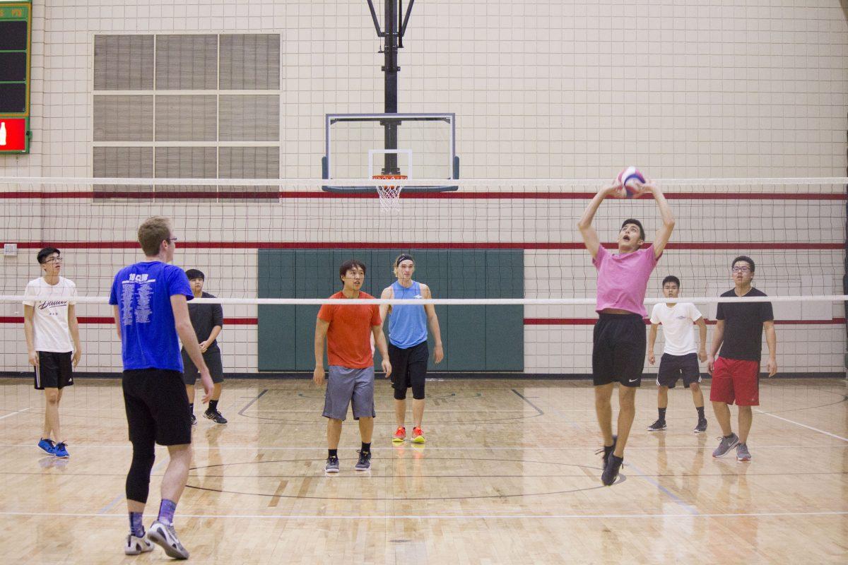 Members of the UTD men’s vollyball club participate in a reaction drill at practice on Jan. 31 inside the Activity Center gym.  The newly reinstated club meets for practices on Monday and Wednesday evenings from 9 p.m. to 11 p.m. Photo by Michael Stout | Mercury Staff.