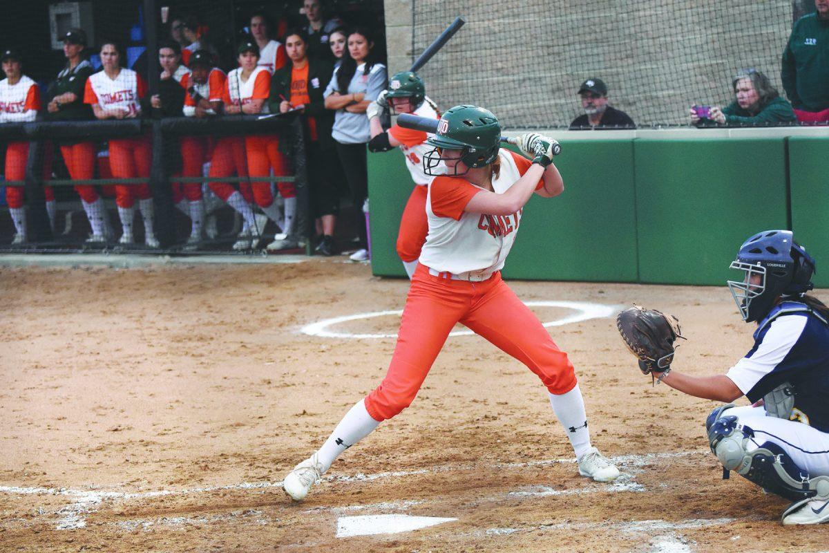 Stefanie Polderman (center), who graduated from UTD in May, played on UTD’s softball team for all four years of her college career. Photo courtesy of Athletics Media Relations.