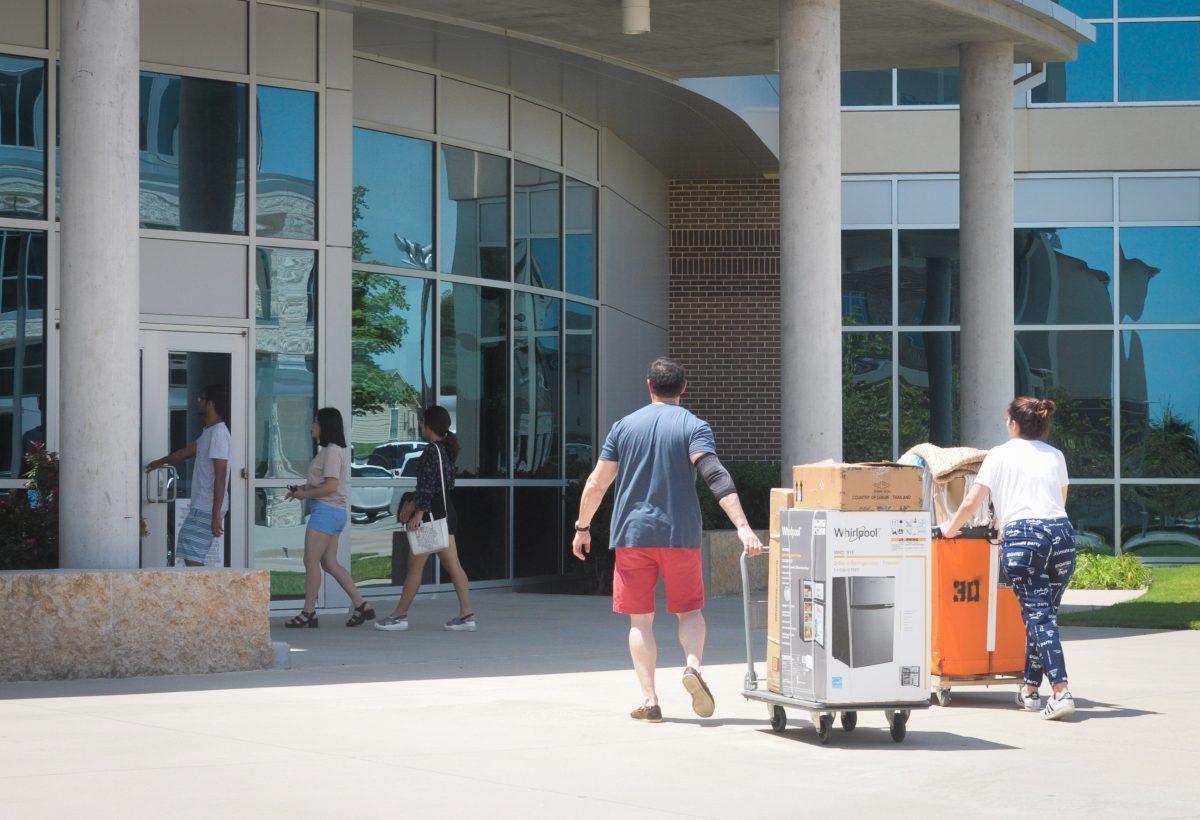 Students moved into campus housing during the week of Aug. 13.  Earlier this year, University Housing officials announced that UTD would take over management of all on-campus housing properties. Photo by Madeline Ambrose | Mercury Staff.