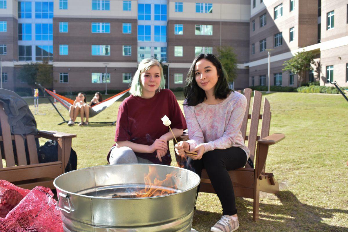Biomedical engineering freshman Jillian Penney (left) and criminology freshman Kaia Duckworth made s’mores at Friday After Class on Nov. 2. Photo by Anna Phensakmueang | Mercury Staff.