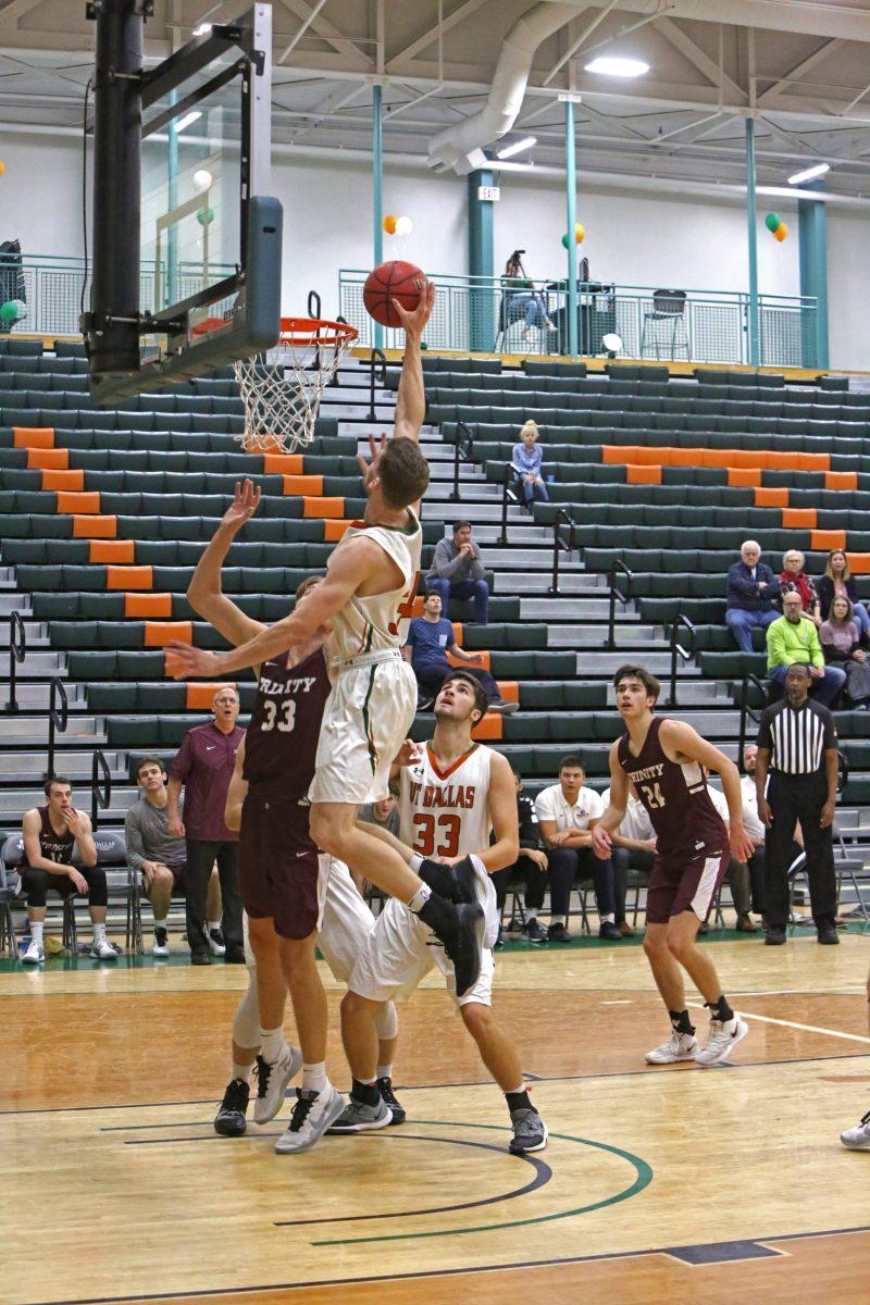 Kelden Pruitt (34) scored nine rebounds in the Comets’ first game of the season against Redlands University in Redlands, California.  Photo by Roshan Khichi | Mercury Staff