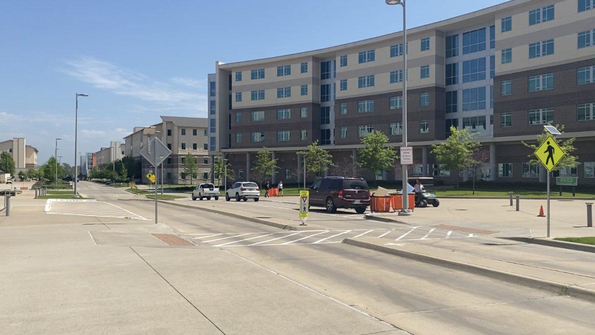 Students move out of Residence Hall West on March 26 after the university urged residents in Canyon Creek Heights and University Commons to leave by March 29. Photo by Cindy Folefack | Editor-in-Chief