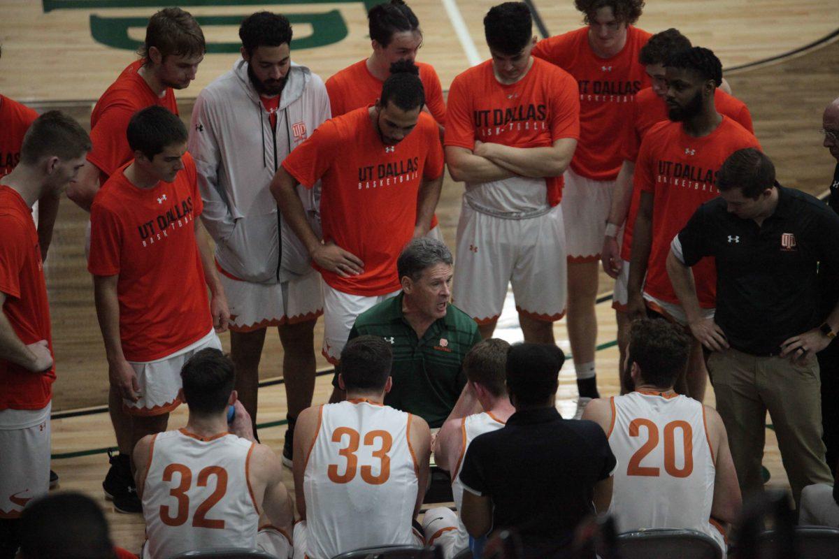 Butterfield addresses the basketball team during a Dec. 4 victory over Sul Ross State. | Photo courtesy of UTD Athletics
