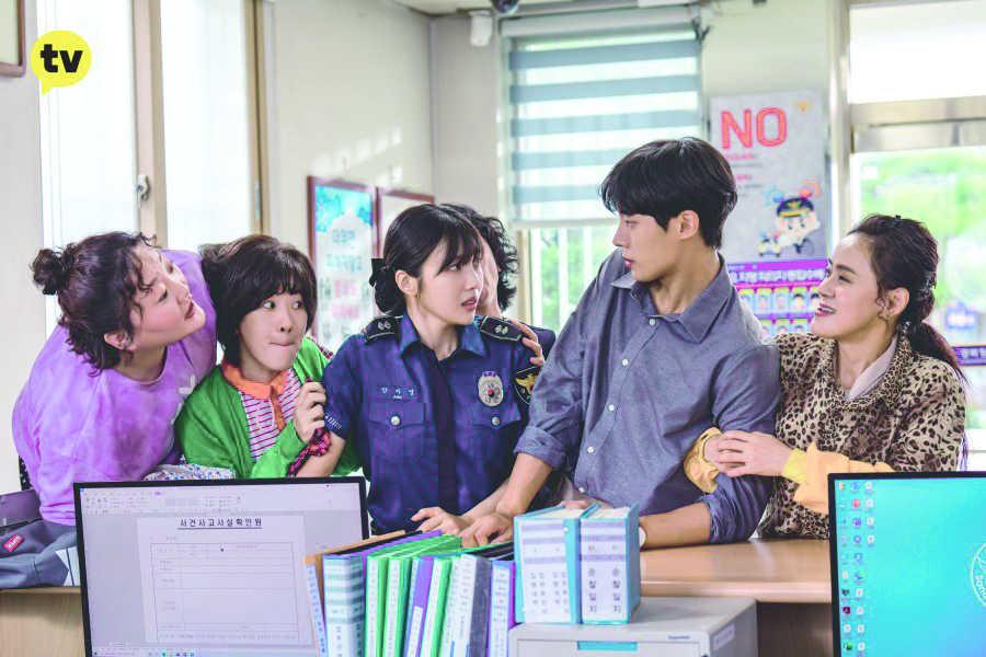 Police officer Ahn Ja-young (Park Soo-young) and veterinarian Han Ji-yul (Choo Young-woo) find romance in a small town. Photo courtesy of Netflix.