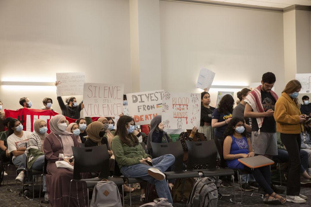 Students attended the April 4 meeting in the Galaxy Rooms to speak both in support of and against S.R. 2022-40. Photo by Viet Khue Vu | Mercury Staff